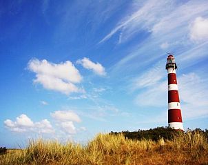 Ikonischer Leuchtturm in der Nhe des Ferienhauses WA003 in Buren, Ameland, umgeben von Dnen.