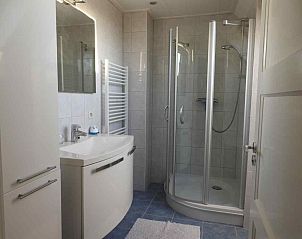 Modernes Badezimmer im Ferienhaus WA003, Buren, Ameland mit gerumiger Dusche und stilvoller Ausstattung.