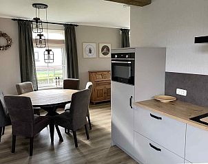 Gemtliches Esszimmer im Ferienhaus WA003, Buren, Ameland mit rundem Tisch und Landhausstil.