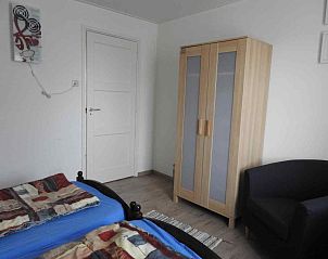 Schlafzimmer im Ferienhaus WA003, Buren, Ameland mit bequemen Betten und Kleiderschrank.