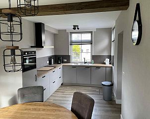 Moderne Kche im Ferienhaus WA003, Buren, Ameland mit grozgigen Arbeitsflchen und Gerten.