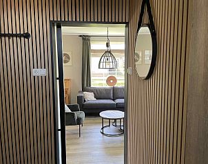 Stilvolles Wohnzimmer im Ferienhaus WA003, Buren, Ameland mit bequemen Sitzgelegenheiten.