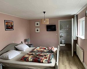 Komfortables Schlafzimmer im Ferienhaus WA003, Buren, Ameland mit eigenem Badezimmer.