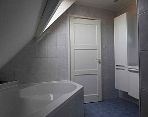 Badezimmer mit Badewanne im Ferienhaus WA003, Buren, Ameland fr hchsten Komfort.