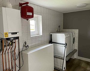 Praktische Waschkche im Ferienhaus WA003, Buren, Ameland mit Waschmaschine und Trockner.