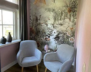 Gemtliche Sitzecke im Ferienhaus WA003, Buren, Ameland mit stimmungsvoller Dekoration.