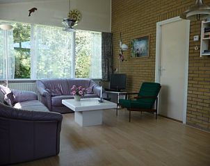 Gezellige woonkamer in Bungalow Dolfijn, Buren, Ameland met comfortabele banken.