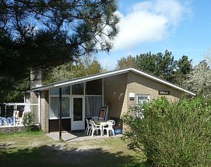 Terras van Bungalow Dolfijn in Buren, Ameland omgeven door natuur.