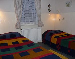 Slaapkamer in Bungalow Dolfijn, Buren, Ameland met twee eenpersoonsbedden.