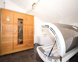 Wellnessruimte in Bungalow 18, Buren, Ameland met moderne sauna en zonnebank.