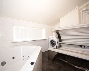 Luxe badkamer in Bungalow 18, Buren, Ameland met jacuzzi en zonnebank.