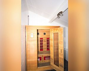 Moderne sauna in Bungalow 18, Buren, Ameland voor ultieme ontspanning.