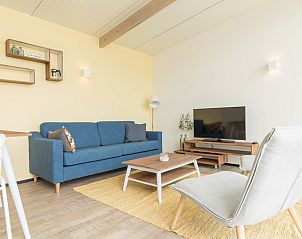 Stilvolles Wohnzimmer des Ferienhauses Kooiker's Comfort in Hollum, Ameland, mit moderner Einrichtung und gemtlicher Sitzecke.