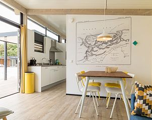 Helle und moderne Einrichtung des Ferienhauses Kooiker's Comfort in Hollum, Ameland, mit Kche und Essbereich.