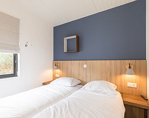 Gemtliches Schlafzimmer im Ferienhaus Kooikers Comfort, Hollum, Ameland. Gemtliche Einrichtung mit bequemen Betten und ruhiger Atmosphre.