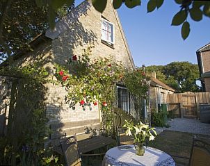 Beppe van Ameland vakantiehuis met bloeiende tuin in Hollum, Ameland, Waddeneilanden.