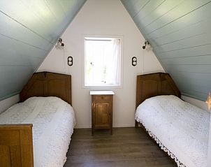 Knusse tweepersoons slaapkamer in Beppe van Ameland vakantiehuis, Hollum, Ameland.