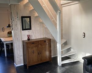 Moderne trap en eetruimte in Beppe van Ameland vakantiehuis, Hollum, Ameland.