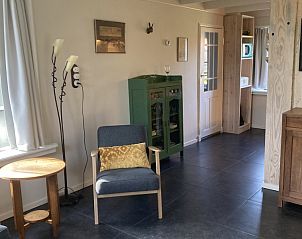 Gezellige woonkamer met vintage meubels in Beppe van Ameland, Hollum, Ameland.