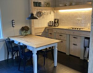 Compacte keuken met eethoek in Beppe van Ameland vakantiehuis, Hollum, Ameland.