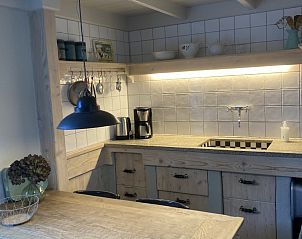 Stijlvolle keuken met houten details in Beppe van Ameland, Hollum, Ameland.