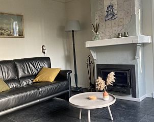 Luxe lederen bank in Beppe van Ameland vakantiehuis, Hollum, Ameland.