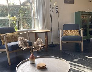 Zithoek met uitzicht op tuin in Beppe van Ameland vakantiehuis, Hollum, Ameland.