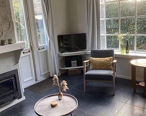 Gezellige woonkamer met tv in Beppe van Ameland vakantiehuis, Hollum, Ameland.