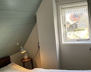 Slaapkamer met uitzicht in Beppe van Ameland vakantiehuis, Hollum, Ameland.