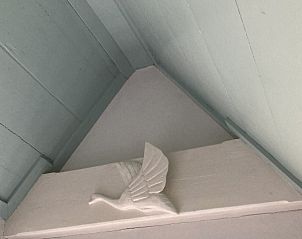 Uitzicht op groene tuin vanuit Beppe van Ameland vakantiehuis, Hollum, Ameland.