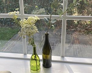 Stijlvolle badkamer met spiegel in Beppe van Ameland vakantiehuis, Hollum, Ameland.