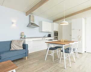 Moderne Kche und Essbereich im Ferienhaus Wadden Special in Hollum, Ameland. Gemtlicher Innenraum mit Holzakzenten und komfortabler Sitzecke.