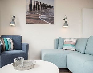 Comfortable sitting area in AMELANDLODGE 4, Hollum, Ameland, with modern furnishings for relaxation on the Wadden Islands.
