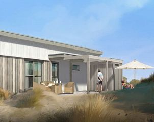 Geniet van de serene omgeving van AMELANDLODGE 6, een luxe vakantiehuis in Hollum, Ameland, met een uitnodigend terras en prachtig duinlandschap.