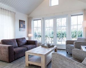 Gemtliches Wohnzimmer im BRANDING 4 Ferienhaus, Hollum Ameland, mit bequemer Sitzecke und viel Tageslicht.