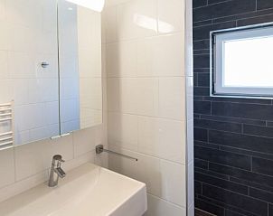 Stilvolles Badezimmer im Ferienhaus BRANDING 4, Hollum Ameland, mit modernen Annehmlichkeiten fr hchsten Komfort.