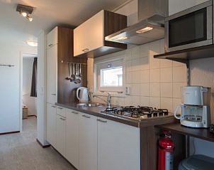 Moderne keuken in DUINCHALET 4, Hollum, Ameland. Vakantiehuis met complete voorzieningen op de Waddeneilanden.