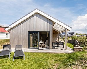 Sfeervolle slaapkamer in Strandlodge 4, een vakantiehuis in Hollum, Ameland, met moderne inrichting en uitzicht op de rustige omgeving.