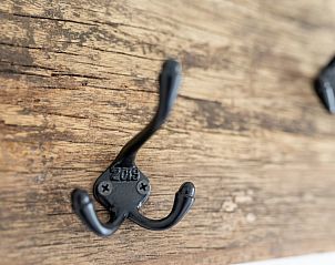 Rustieke kapstok in Langsdeel appartement, Hollum, Ameland, met metalen haken.