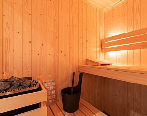 Houten sauna in Langsdeel appartement, Hollum, Ameland, voor ontspanning en comfort.
