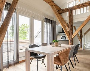 Eetruimte in Hooivak appartement, Hollum Ameland met uitzicht op terras.