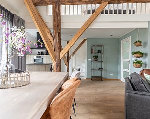 Gezellige zithoek in Hooivak vakantiehuis, Hollum Ameland met bloemen.