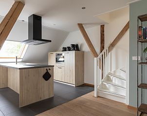Moderne keuken in Hooivak appartement, Hollum Ameland met houten afwerking.
