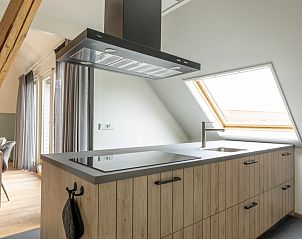 Keukenblad en afzuigkap in Hooivak vakantieverblijf, Hollum Ameland.