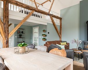 Open leefruimte in Hooivak vakantiehuis, Hollum Ameland met houtkachel.