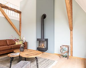 Knusse woonkamer in Hooivak appartement, Hollum Ameland met open haard.