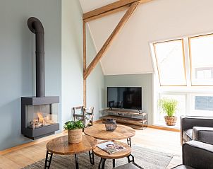 Zithoek met tv in Hooivak vakantieverblijf, Hollum Ameland met natuurlijke lichtinval.