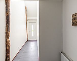 Inkomhal in Hooivak vakantieverblijf, Hollum Ameland met houten details.