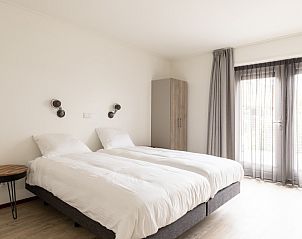 Ruime slaapkamer in Hooivak vakantiehuis, Hollum Ameland met terrasdeuren.