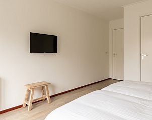 Slaapkamer met tv in Hooivak appartement, Hollum Ameland voor ontspanning.